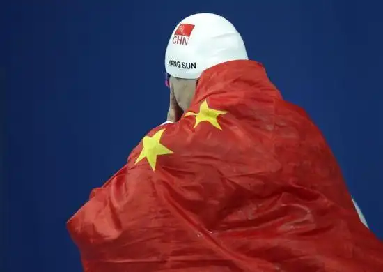 孙杨800米自由泳夺冠后,身披国旗哭泣. 东方ic 资料