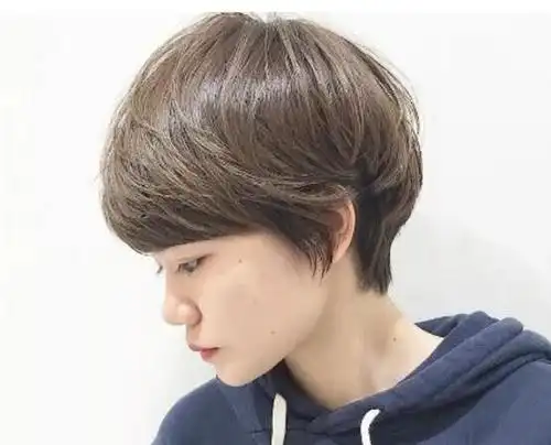 好看的波波头露耳短发发型,头发是最自然的直发式的,这样的露耳短发