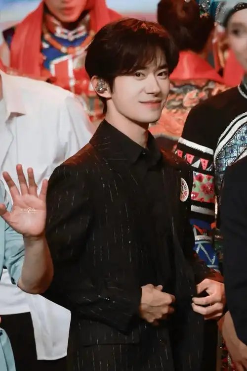 易烊千玺演唱不辞星海##易烊千玺不辞星海舞台