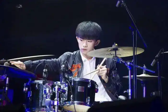 好喜欢!易烊千玺打架子鼓,太酷了!