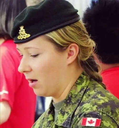 加国女兵所以必须明白,加拿大直到今天都是英联邦的重要成员国,同时