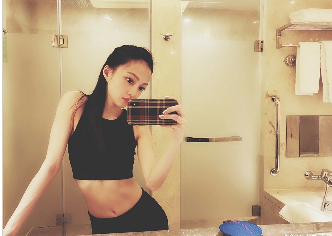 张韶涵晒健身照 身材纤瘦很是惊人一言不合就晒马甲线