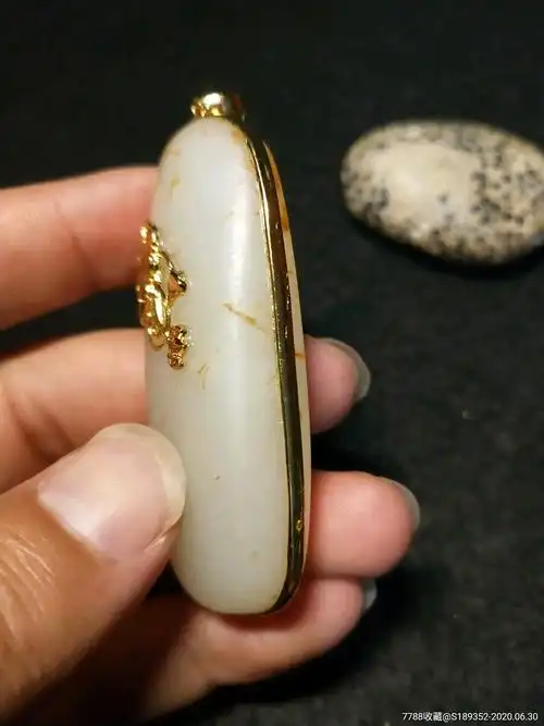 和田玉包金吊坠