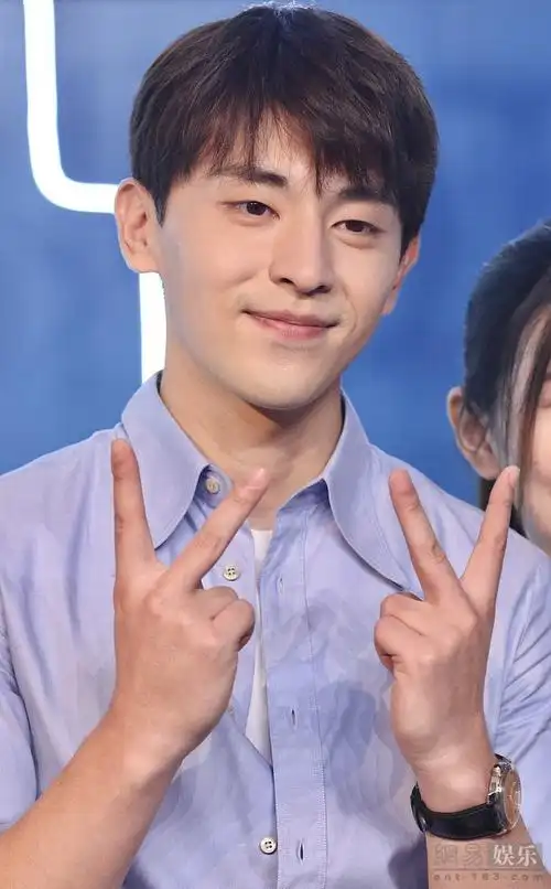 帅到犯规!邓伦穿衬衫长裤比心卖萌