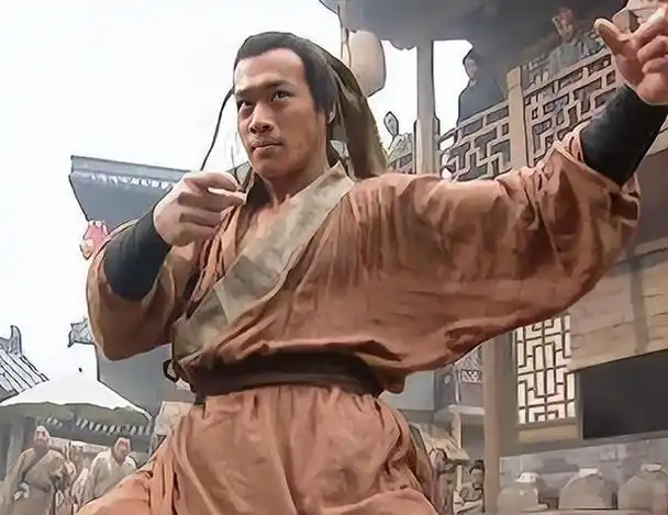 54岁"武松"丁海峰:在美国树林砍柴烤肉,豪宅尽显气派