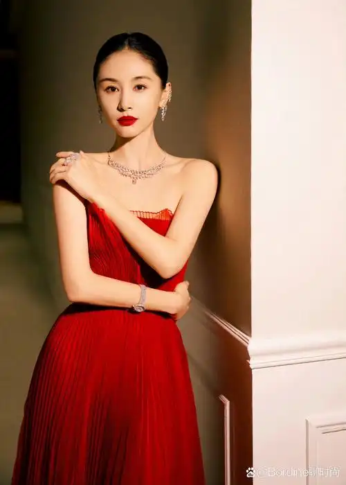78王子文的这款连衣裙真的让人眼前一亮!