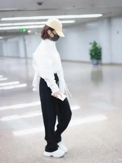 杨紫厉害了,衬衫只扎一半到裤腰,这么穿也太显高了吧?