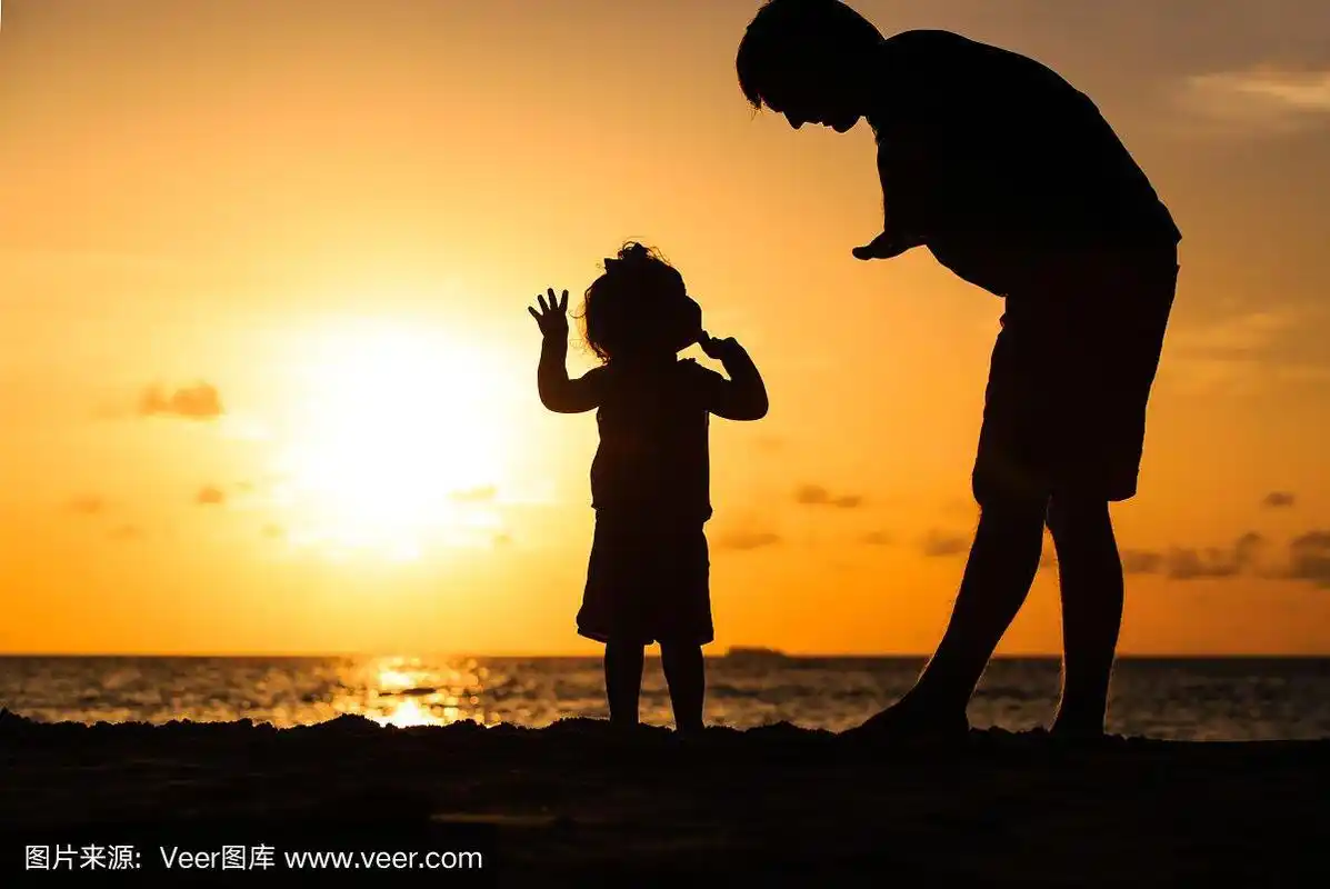 父亲和小女儿在日落时的剪影
