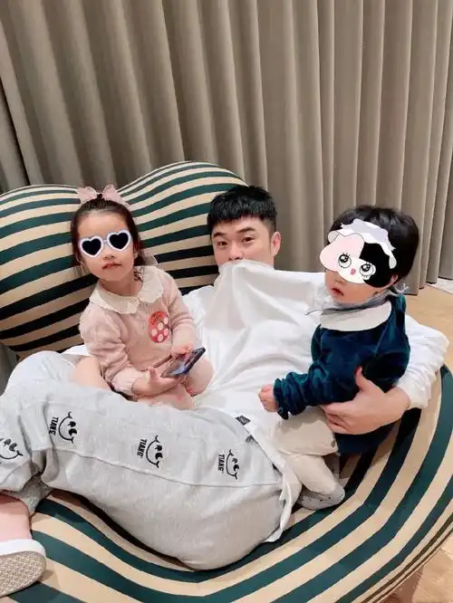 回顾陈赫二婚娶大1岁张子萱婚后连生二胎如今一家四口其乐融融