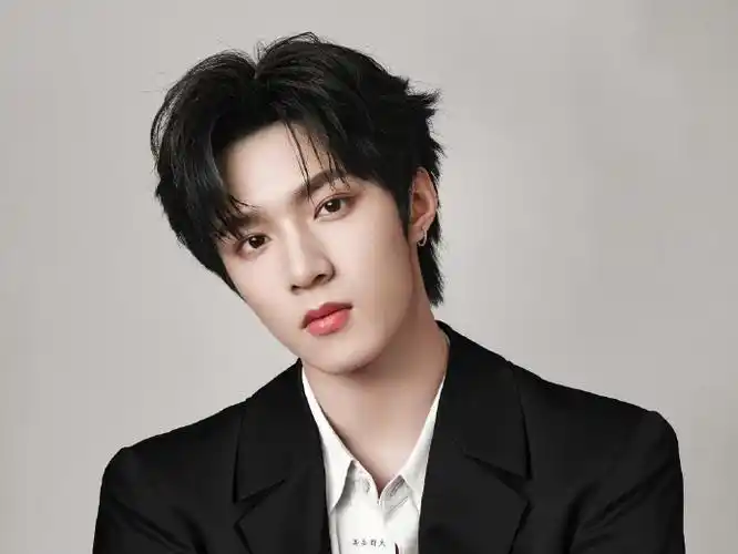 内娱男明星的证件照#业内认证的05后大电影脸～@时代少年团-刘耀文