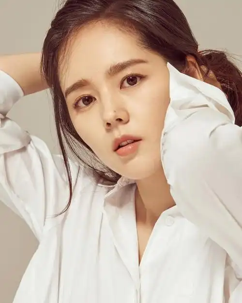 韩佳人嫁人16年,公公忽上电视表扬漂亮儿媳,只要不一直吃素就行_网易