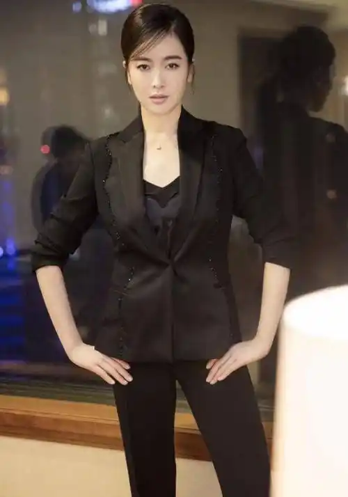 左小青私服穿搭超时髦,身穿一套黑色西服套装,凸显出女强人风范_西装