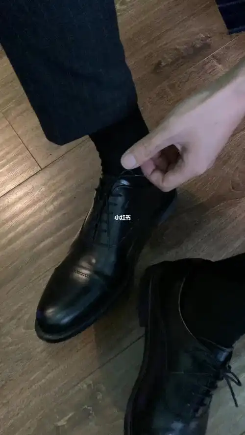 正装男的皮鞋黑袜搭配
