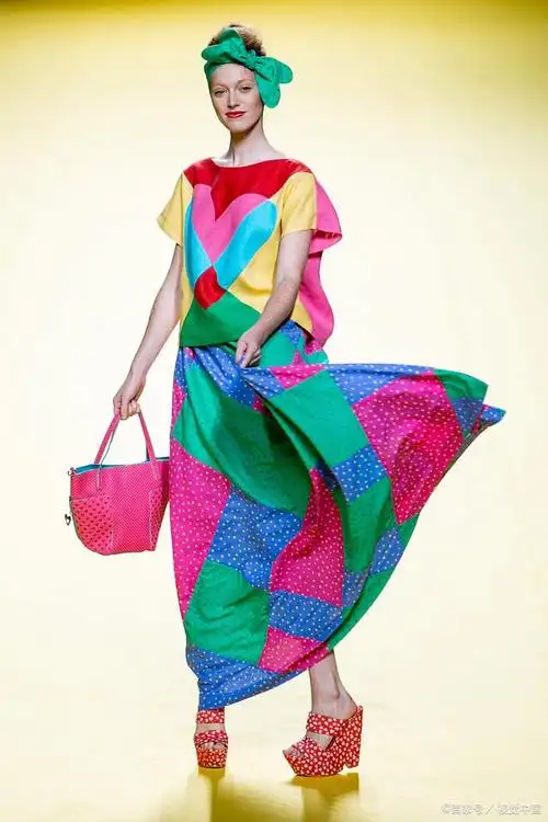 同时,大胆的亮黄,橙红和宝蓝色也在夏季服饰中大放异彩,为夏日增添