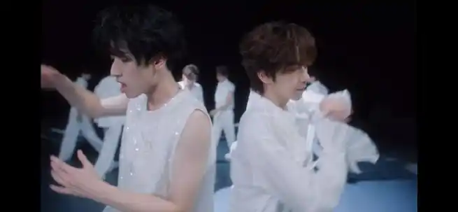 给严浩翔找个身高相似一点的一起跳呗 你自己看看这样好看吗