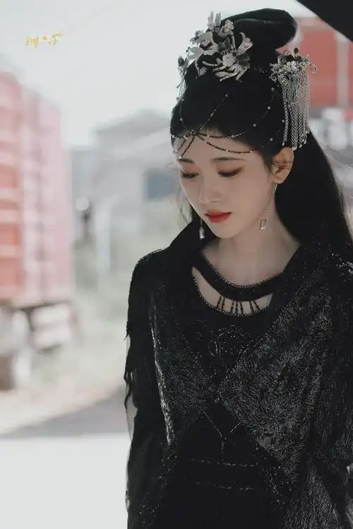 鞠婧祎花戎饭拍图 暗黑系的小凤凰,黑化魔后,一看就不好惹……__财经