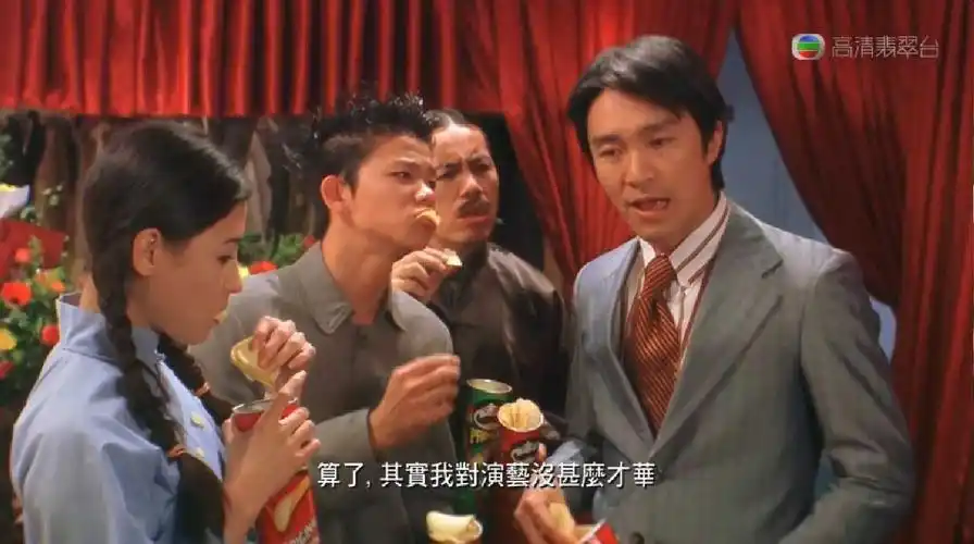 他做导演,看别人演戏 喜剧之王里面有两次照镜子,周星驰通过照镜子