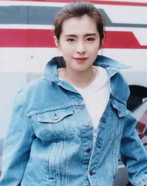 如今流行的风格实在是太多了,甜酷风,纯欲风都是比较流行的,但这些