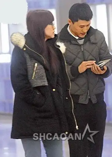 米可白和男友谢铭杰逛街买婚戒 入住上亿豪宅灰姑娘变贵妇(图)