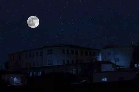 秋天的夜晚, 意大利在月光下的夜晚有鬼魂的老房子,或者在雾中被遗弃