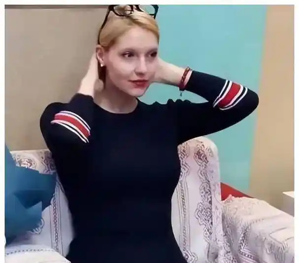 撒贝宁夫妇出门野餐被网友偶遇妻子颜值太高惹人注目