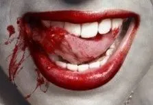 热心网友  2015-06-21   展开全部 拿刀在自己嘴唇上割一下,再来个