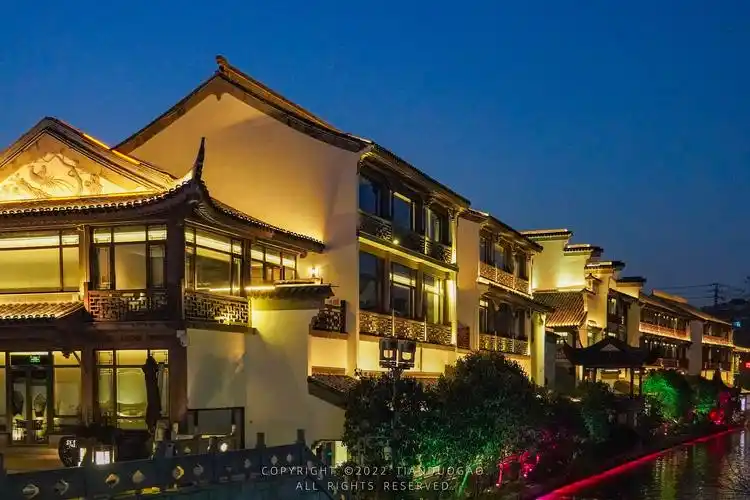 小伙在南京闹市发现一家隐蔽的古风酒店