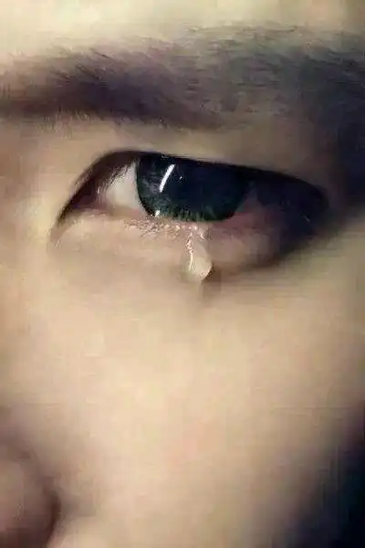 男人伤感流泪图片大全 百度图片啊一搜一大把也可以