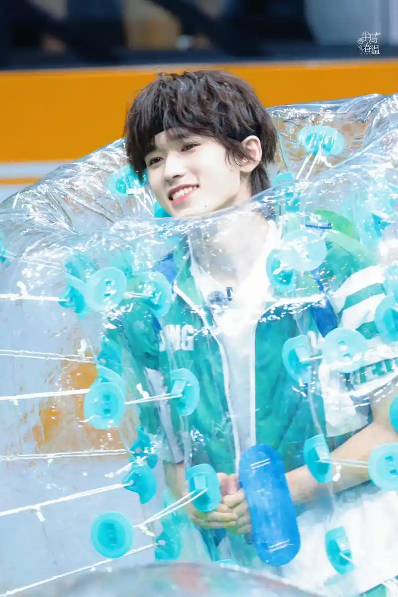 宋亚轩获tf家族夏日运动会"最佳笑容奖",这怎么不算是实至名归呢,看着