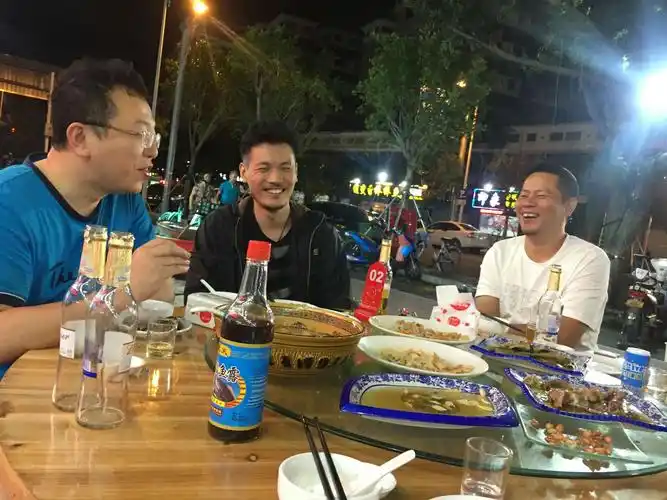 随着餐标的提高 ,大家不仅吃上大排档,还喝上了小酒