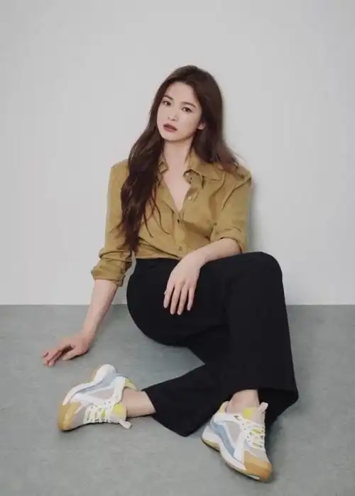 宋慧乔秋日大片曝光深棕色氛围感穿搭优雅气质高颜值太有气场