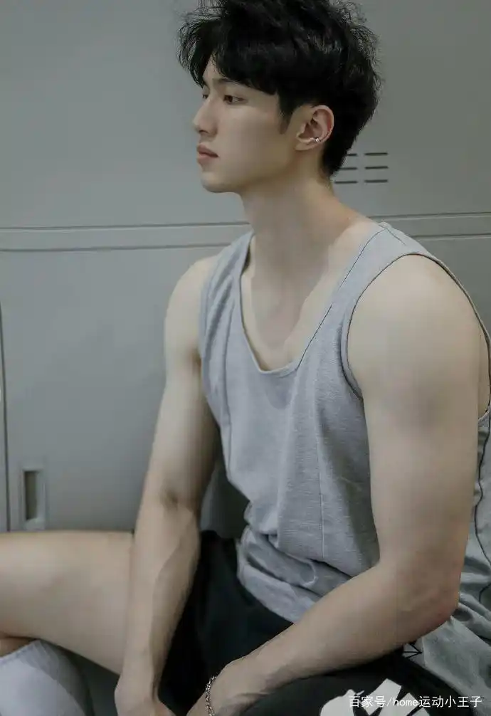 帅气健身男更衣室肌肉照,浑身腱子肉公狗腰太吸睛,真羡慕