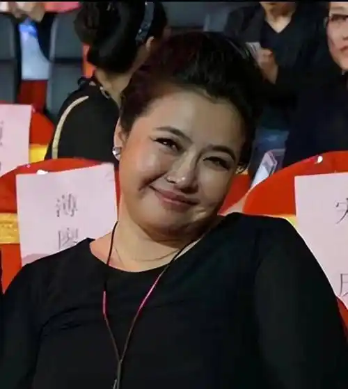 现在嫌她们丑,当年个个追成狗,这些发福的女明星,年轻个个是女神!