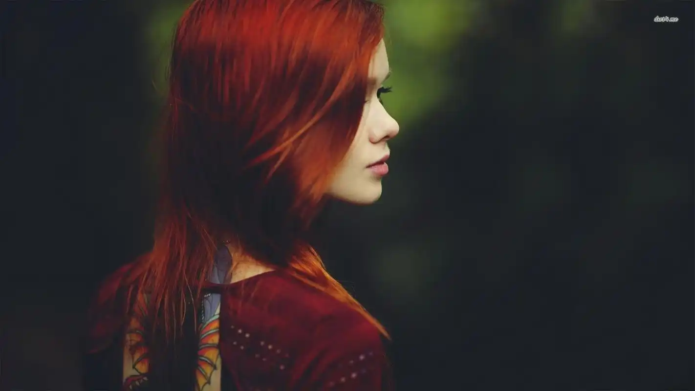 染发美女回眸一瞬间的唯美图片桌面壁纸下载