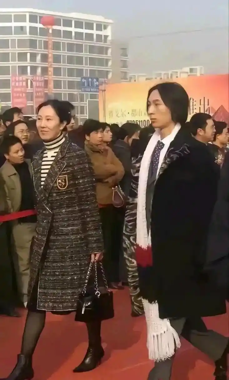 在多年前的一次活动中,年轻的王思聪和他的母亲林宁一起亮相.