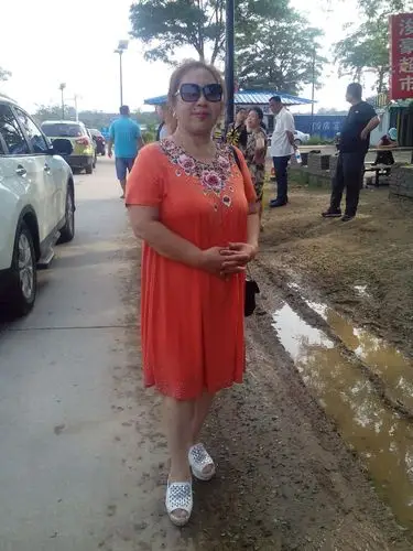 今天下午偷闲一会,和单大姐去了海边,都是些不正常的人一起!