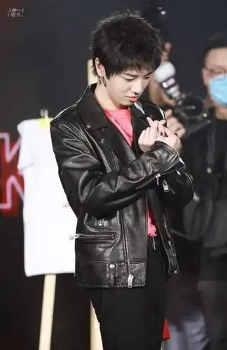 华晨宇花式比心又出新品最美好的寓意一起送给火星人