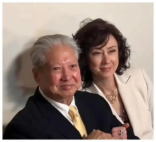 洪金宝73岁近况曝光红光满面精神焕发妻子气质出众