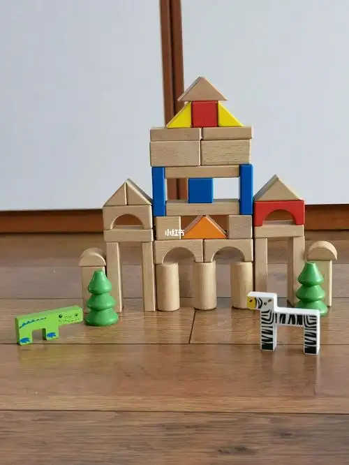 木制积木搭建城堡建筑