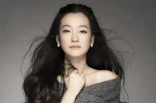 方柏霓委屈至极,仅仅经过一段短暂的时间,她将于震被指控为"家暴"的