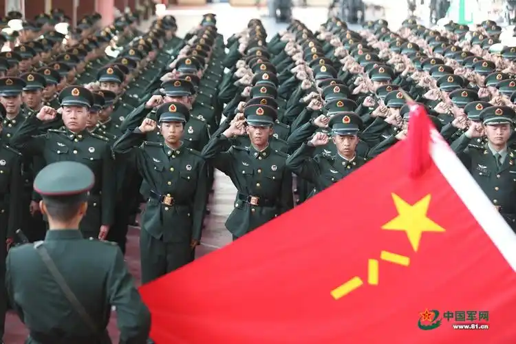 近300名新兵向军旗庄严宣誓