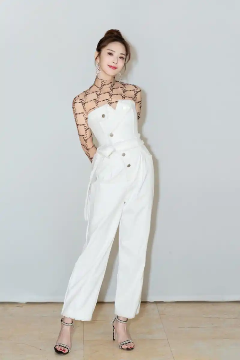 湖南卫视美女主持 刘烨-美腿玉足合集[左捂脸]