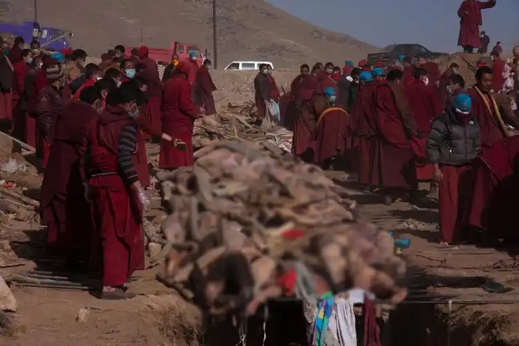 玉树地震遇难者千人火葬现场图