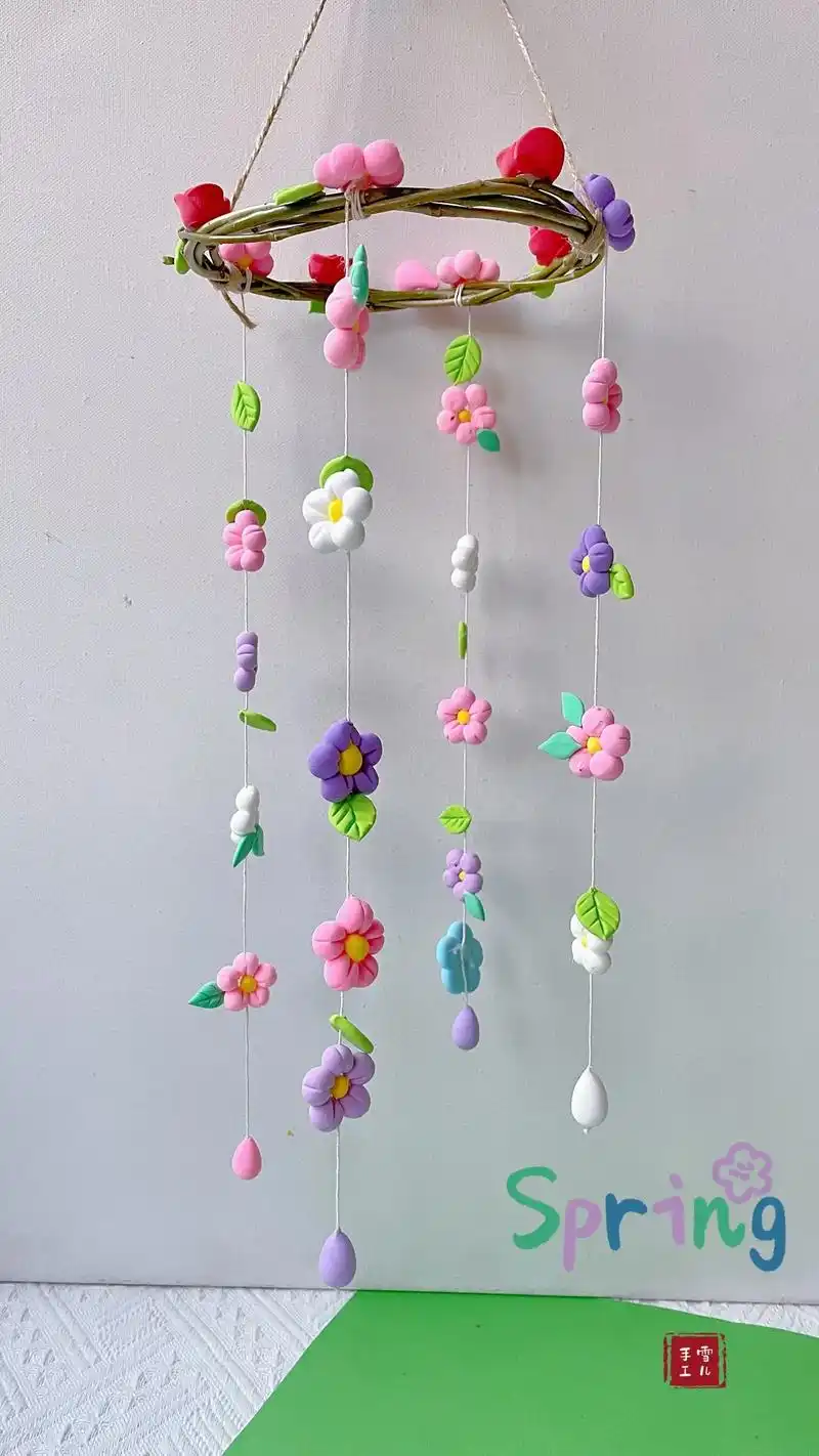 捡几根树枝,一起用超轻粘土来做春天的挂饰.花朵风铃#亲子手工 - 抖音