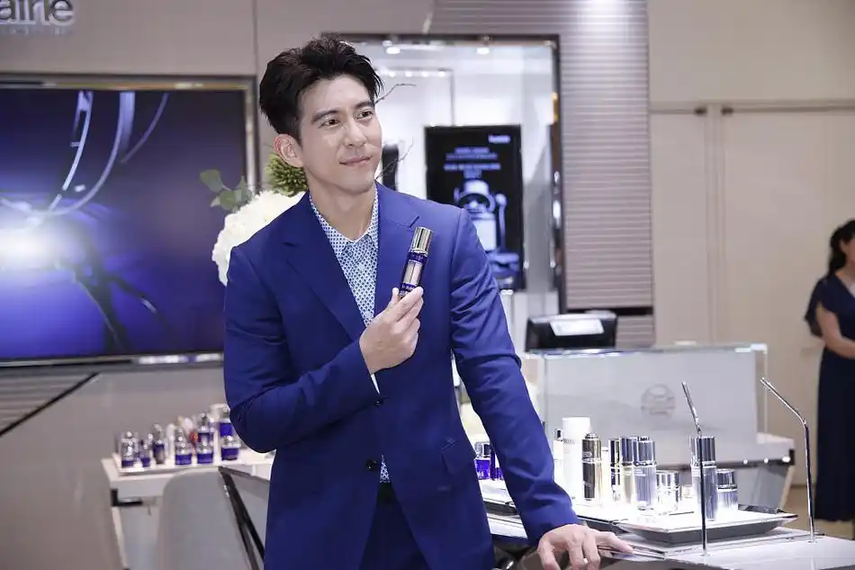 组图:修杰楷罕见"营业"帅气有范 西装革履全程微笑摆拍