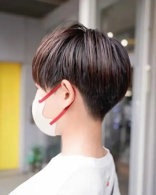 短发推边头,利落时尚还个性,显瘦还显高
