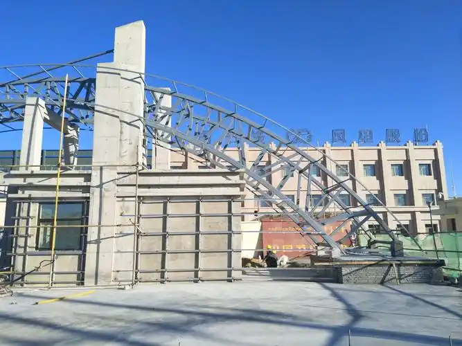 办公楼大门钢结构安装完成,开始进行外墙干挂石材龙骨施工