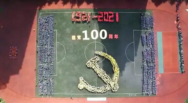同学们摆出的党徽和建党100周年标志.