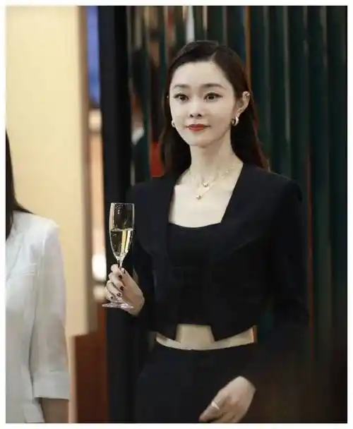 宋轶游览洪崖洞,陈都灵唐装美艳,周也金发,王诗龄同学合影.