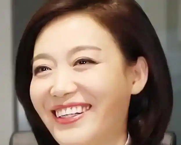 央视主持人郑丽:从老师转行当主持人,老公是圈外人,低调踏实